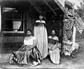 Guides touristiques devant la maison Hinemihi à Te Wairoa. Elizabeth Pulman (entre 1861 et 1881)