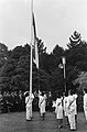 Het hijsen van de Indonesische vlag op Onafhankelijkheidsdag, 17 augustus 1965 (Nationaal Archief)