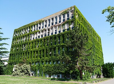  生物技術學院大樓。