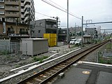 旧駅舎跡地。画像中央の黄色の建物の隣に旧駅舎があった。