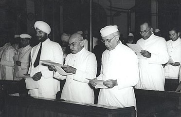 14-15 अगस्त की मध्यरात्रि में भारतीय संविधान सभा के अधिवेशन में शपथ लेते हुए जवाहरलाल नेहरू एवं अन्य सदस्य