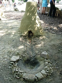 Rekonstruktion av blästerugn från keltisk järnålder.
