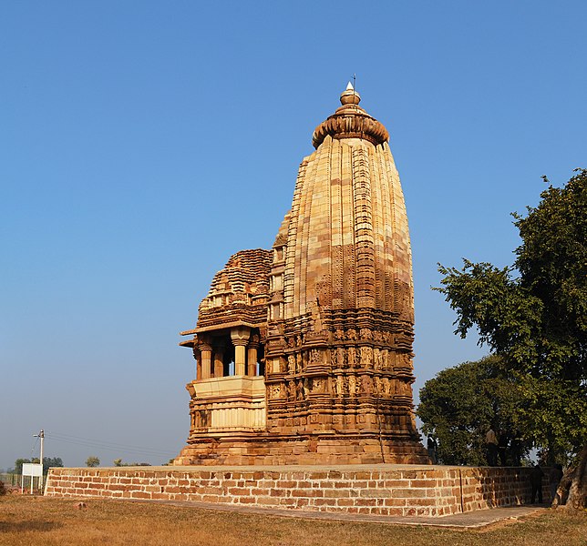 File:Khajuraho Chaturbhuja Temple.jpg