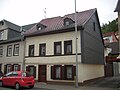 Kleines verputztes, seitlich verschiefertes Fachwerkwohnhaus