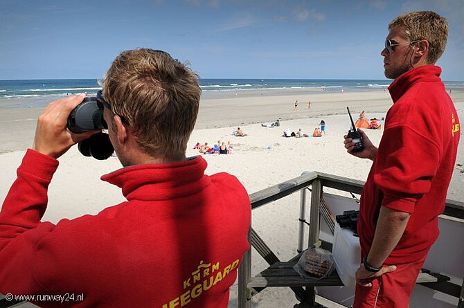 English: Lifeguards in the tower Nederlands: L...