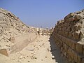 Vue du mastaba de Sechemnéfer II avec au fond le portique d'entrée