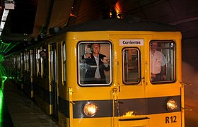 Mauricio Macri en la cabina de una formación Siemens O&K tras su inauguración en 2010.