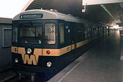 Metrotreinstel 5119 van het type M (1974) op station De Akkers; augustus 1996.