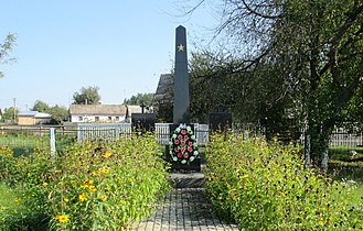 Пам'ятник загиблим у Німецько-радянській війні односельчанам.