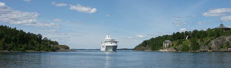 Birka Paradise går in i Oxdjupet, vy mot nordväst med Oskar-Fredriksborgs fästning till vänster och Fredriksborgs fästning till höger, juni 2011.