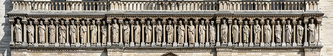 圖為法國巴黎聖母院西側正立面的猶大諸王雕像。