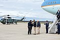 Barack Obama ja Craig Fugate tapaamassa Atlantic Cityn kansainvälisellä lentokentällä.