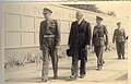 Prins Bernhard defileert voor het mausoleum (1947). Naast hem verzetsstrijder Derk Wildeboer.