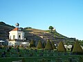 Park von Schloss Wackerbarth mit Belvedere vor dem Hintergrund der Weinberge, im Hintergrund der Jacobstein