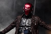 Cosplay de Jasoon Todd en tenue de Red Hood