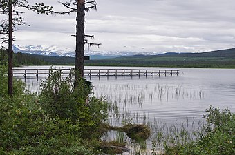 Kungsleden går över Saggat. Sommartid går det båtskjuts från bryggan.