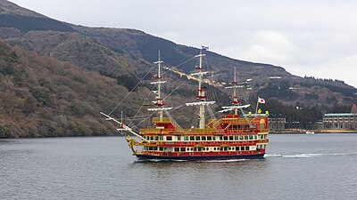 Model kapal perompak di tengah-tengah Danau Ashi, Prefektur Kanagawa, yang digunakan untuk wisatawan