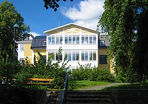 Huvudbyggnaden från 1800-talets början har byggts om åren 2013-2014 och glasverandan har fått ett nytt utseende.