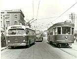 路面電車（右）と並ぶトロリーバス（左）（1947年撮影）