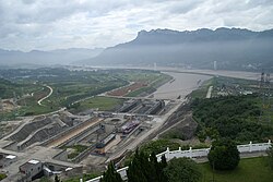 从三峡大坝眺望坝区和西陵长江大桥