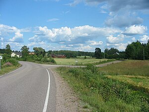 Härjänojan kylää elokuussa 2009 Salkolantieltä nähtynä. Vasemmalla Alaskylä, oikealla Yläskylä.