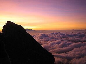 Sonnenaufgang vom Gipfel des Mount Agung mit dem Mount Rinjani (Lombok) im Hintergrund