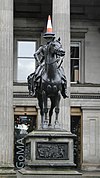 Конная статуя герцога Веллингтона в Глазго с дорожным конусом