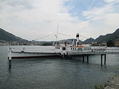 Bateau de croisière devant la villa