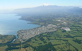 Stadt Villarrica und Vulkan