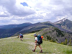 Wanderer auf dem Continental Divide Trail in der Bob Marshall Wilderness in Montana