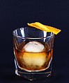 Whiskey Old Fashioned in einem Tumbler mit Eisball