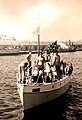 קדטים מחזור י"ג עם מפקדם יעקב ניצן על הספינה 'ים-עכו' - "הקטר" מניפה את דגל בית הספר לקציני ים בפמגוסטה, 1967.
