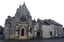 L'église et les maisons attenantes.