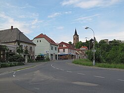 Sázava-Černé Budy, Klášterní ulice, v pozadí Sázavský klášter