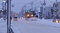函館市企業局交通部・函館市電の軌道敷を除雪するササラトラック（2017年12撮影）