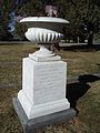 Il 1st Minnesota Infantry Memorial Urn (1867), primo monumento del campo di battaglia installato all'interno cimitero.