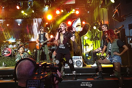 Apresentando-se no palco externo do Jimmy Kimmel Live! (2013)