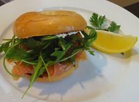 Bagel mit geräuchertem Lachs und Rucola