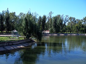 Искусственный водоём и остров с беседкой