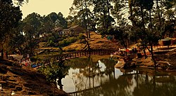 Озеро Бхулла Тал в городе Лансдаун в штате Уттаракханд, Индия.jpg