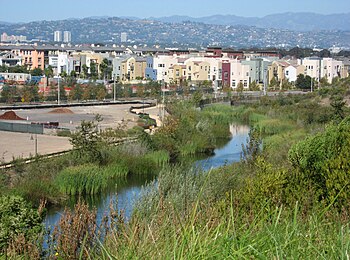 Playa Vista nhìn từ hướng nam, với Bluff Creek phía xa