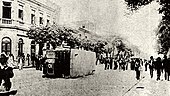 Bonde virado pela população na Praça da República durante a revolta.