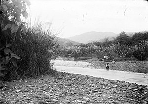 COLLECTIE TROPENMUSEUM Mannen uit Kajeli bij de bedding van de rivier Loemaiti op Boeroe TMnr 10018519.jpg