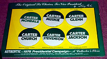 6 badges vert et blanc portant chacun deux noms.