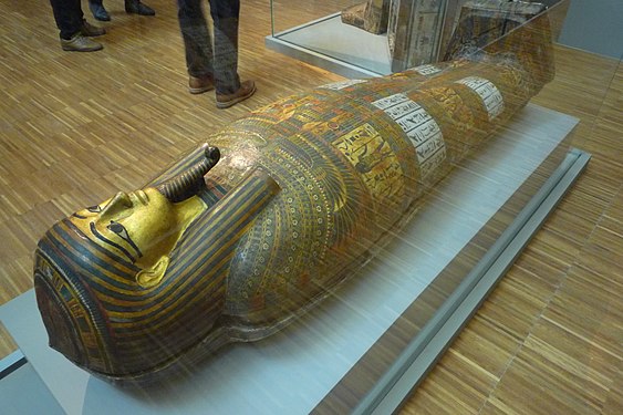 Cartonnage de Néhemsymontou, toiles de lin stuquées, peintes et dorées, Servir les dieux d'Égypte, Musée de Grenoble.