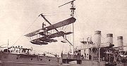 Embarquement d'un hydravion Caudron sur le transport d'hydravions Foudre en 1914.