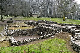 Le forum, d'anciennes échoppes, un puits.