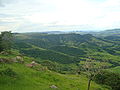 Cuestas na Serra de Botucatu, mostrando ao fundo os morros testemunhos das Três Pedras