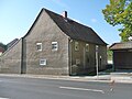 Ehemalige Dorfschmiede, heute Wohnhaus, über winkelförmigem Grundriss