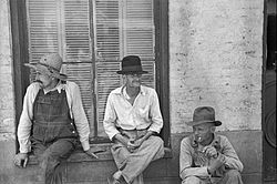 Photographie de 3 métayers, Frank Tengle, Bud Fields et Floyd Burroughs en Alabama, été 1936, par Walker Evans.